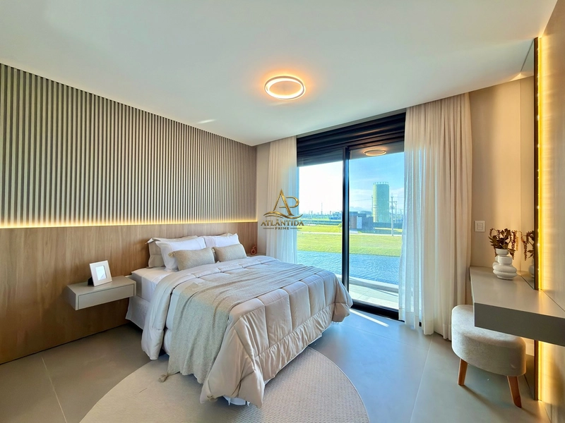 Um sobrado de alto padrão, mobiliado e decorado, com 04 suítes, piscina privativa, deck, jardim e living integrado, em um dos condomínios mais desejados de Xangri-Lá.: 39ª foto da galeria de imagens do imóvel