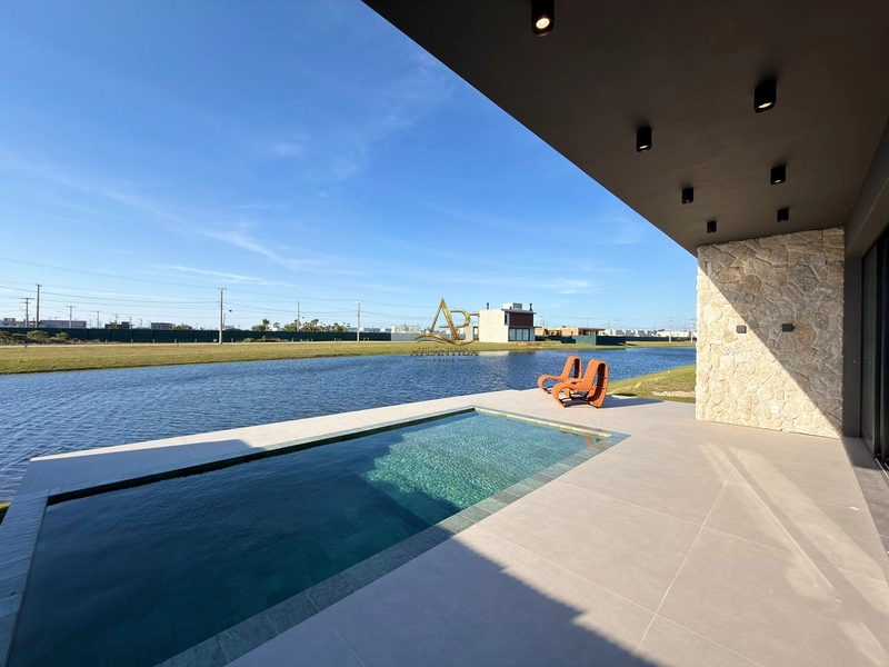 Um sobrado de alto padrão, mobiliado e decorado, com 04 suítes, piscina privativa, deck, jardim e living integrado, em um dos condomínios mais desejados de Xangri-Lá.: 27ª foto da galeria de imagens do imóvel
