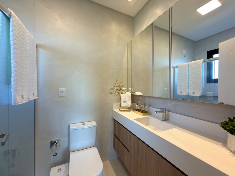 Um sobrado de alto padrão, mobiliado e decorado, com 04 suítes, piscina privativa, deck, jardim e living integrado, em um dos condomínios mais desejados de Xangri-Lá.: 36ª foto da galeria de imagens do imóvel