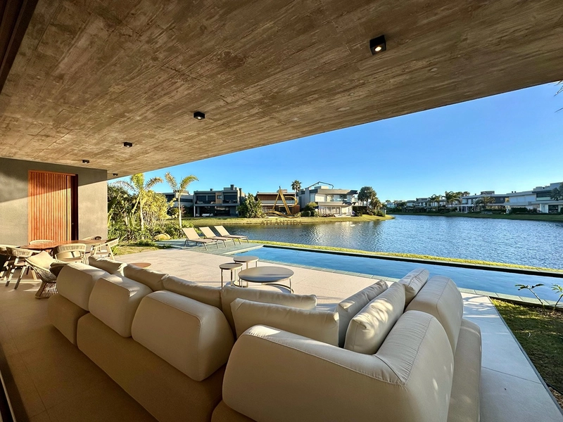 🏡 Sobrado beira-lago no Condomínio Enseada, com 484 m², 6 suítes, elevador, piscina, automação e uma arquitetura pensada para proporcionar uma experiência única.: 12ª foto da galeria de imagens do imóvel