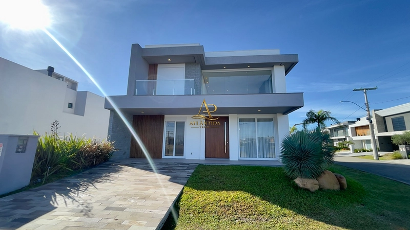 Elegância, espaço e exclusividade definem esta magnífica residência! localizada em condomínio fechado no bairro Maristela, em Xangri-Lá.: 3ª foto da galeria de imagens do imóvel