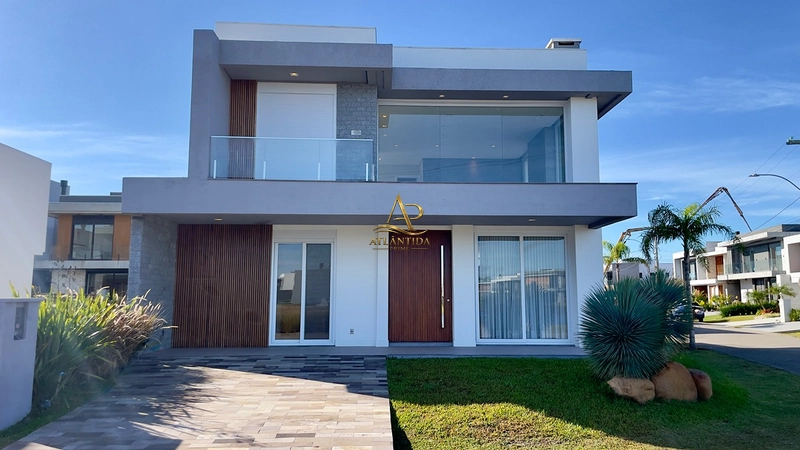 Elegância, espaço e exclusividade definem esta magnífica residência! localizada em condomínio fechado no bairro Maristela, em Xangri-Lá.: 1ª foto da galeria de imagens do imóvel