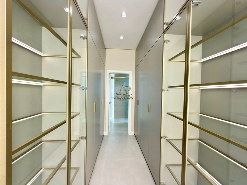 Uma residência realmente diferenciada, com **305 m² construídos em um terreno de 589 m²**, 4 suítes, sendo uma master de 27 m², completamente mobiliada e decorada!: 25ª foto da galeria de imagens do imóvel