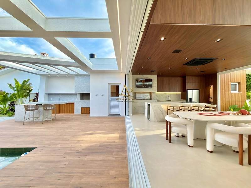 Uma residência realmente diferenciada, com **305 m² construídos em um terreno de 589 m²**, 4 suítes, sendo uma master de 27 m², completamente mobiliada e decorada!: 7ª foto da galeria de imagens do imóvel