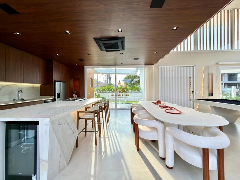 Uma residência realmente diferenciada, com **305 m² construídos em um terreno de 589 m²**, 4 suítes, sendo uma master de 27 m², completamente mobiliada e decorada!: 15ª foto da galeria de imagens do imóvel