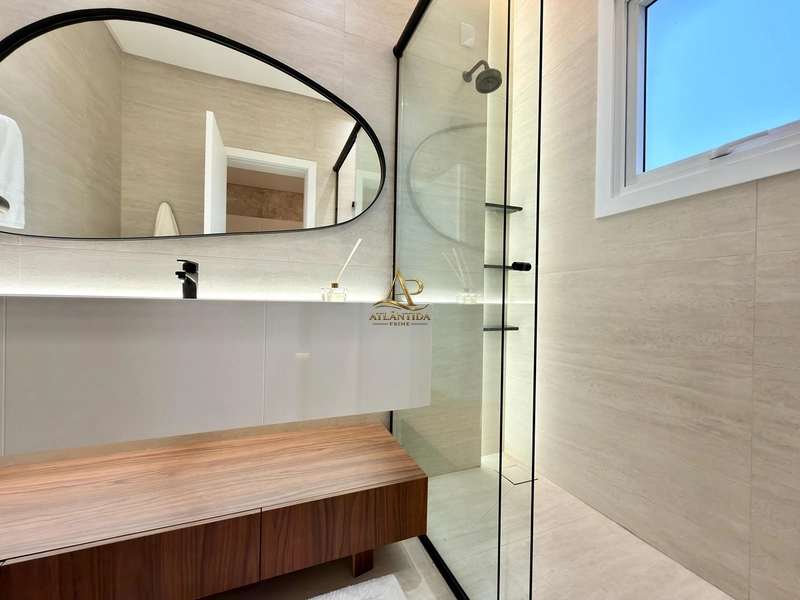 Uma residência realmente diferenciada, com **305 m² construídos em um terreno de 589 m²**, 4 suítes, sendo uma master de 27 m², completamente mobiliada e decorada!: 38ª foto da galeria de imagens do imóvel