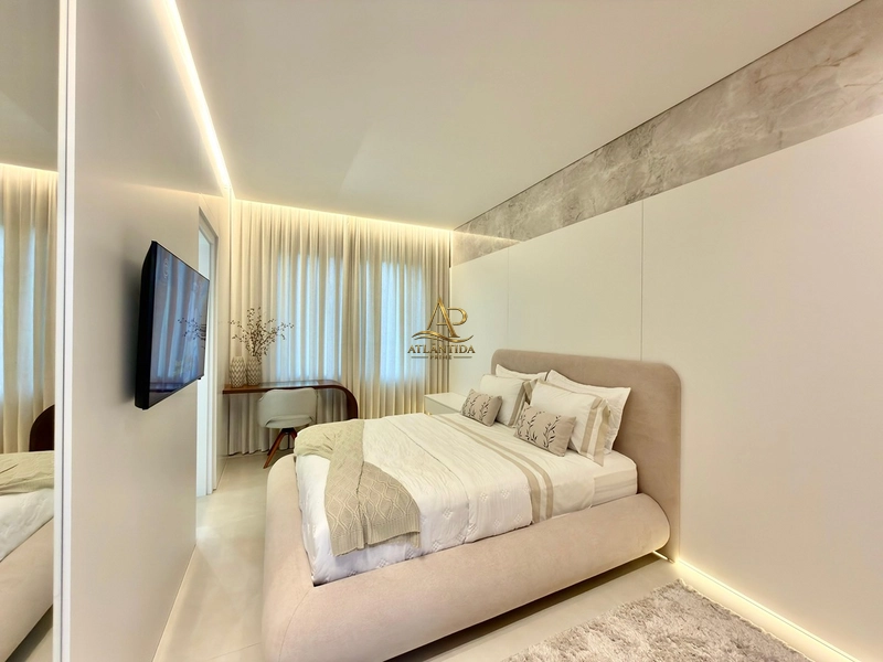 Uma residência realmente diferenciada, com **305 m² construídos em um terreno de 589 m²**, 4 suítes, sendo uma master de 27 m², completamente mobiliada e decorada!: 35ª foto da galeria de imagens do imóvel