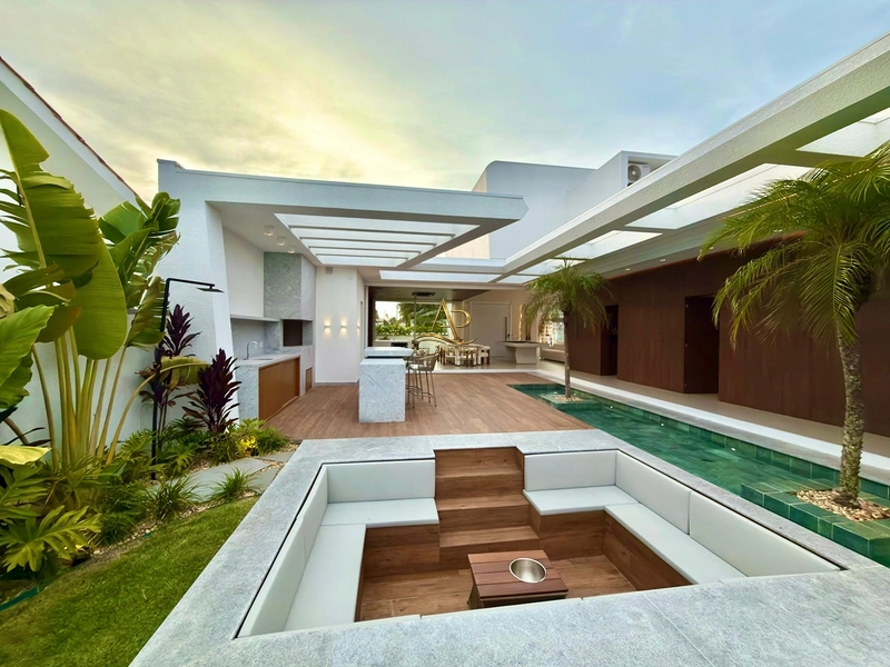Uma residência realmente diferenciada, com **305 m² construídos em um terreno de 589 m²**, 4 suítes, sendo uma master de 27 m², completamente mobiliada e decorada!: 20ª foto da galeria de imagens do imóvel