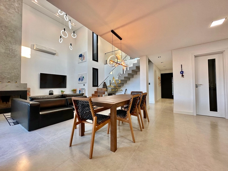 Uma residência pensada para quem valoriza **arquitetura contemporânea, ambientes integrados e qualidade de vida**.: 2ª foto da galeria de imagens do imóvel