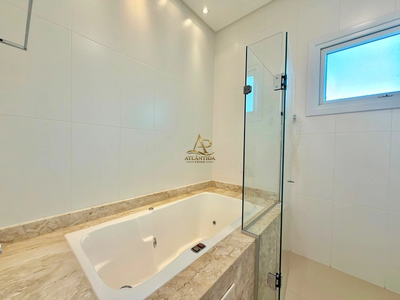 Mais do que uma casa, um projeto exclusivo pensado para quem valoriza sofisticação, conforto e experiências inesquecíveis. Cada ambiente foi cuidadosamente planejado para oferecer elegância, funcionalidade e o privilégio de viver em um dos endereços mais desejados de Xangri-Lá.: 36ª foto da galeria de imagens do imóvel