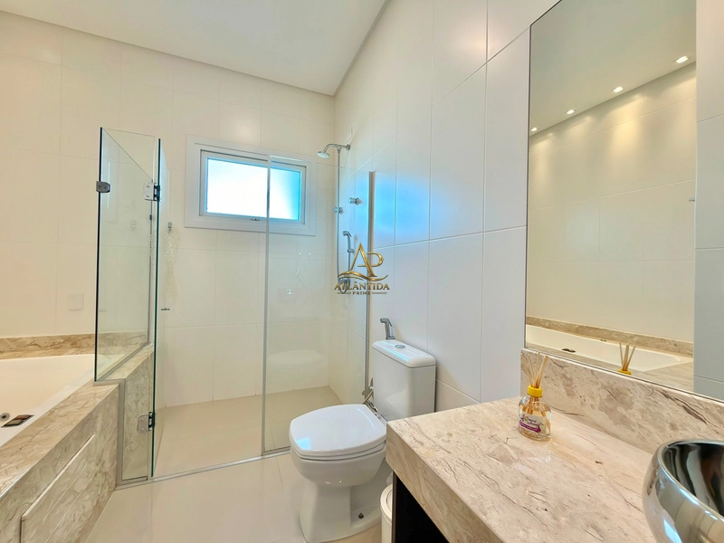 Mais do que uma casa, um projeto exclusivo pensado para quem valoriza sofisticação, conforto e experiências inesquecíveis. Cada ambiente foi cuidadosamente planejado para oferecer elegância, funcionalidade e o privilégio de viver em um dos endereços mais desejados de Xangri-Lá.: 37ª foto da galeria de imagens do imóvel