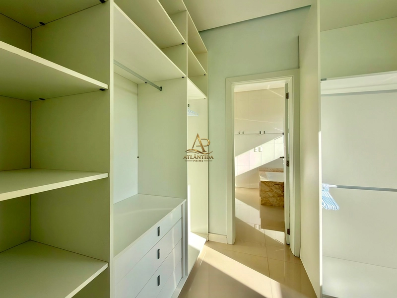 Mais do que uma casa, um projeto exclusivo pensado para quem valoriza sofisticação, conforto e experiências inesquecíveis. Cada ambiente foi cuidadosamente planejado para oferecer elegância, funcionalidade e o privilégio de viver em um dos endereços mais desejados de Xangri-Lá.: 39ª foto da galeria de imagens do imóvel