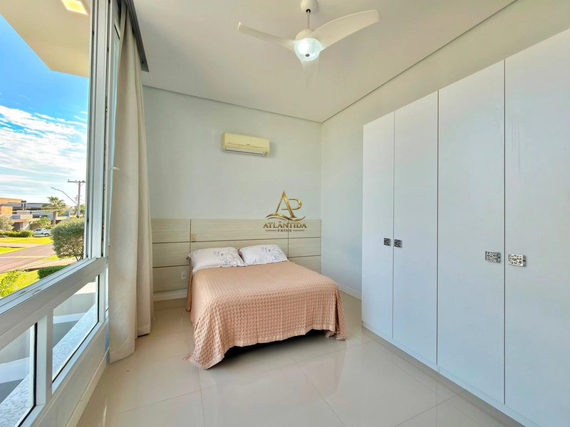 Mais do que uma casa, um projeto exclusivo pensado para quem valoriza sofisticação, conforto e experiências inesquecíveis. Cada ambiente foi cuidadosamente planejado para oferecer elegância, funcionalidade e o privilégio de viver em um dos endereços mais desejados de Xangri-Lá.: 32ª foto da galeria de imagens do imóvel