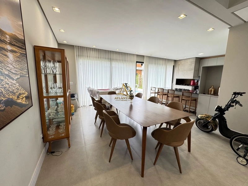 Uma casa de 196 m², 04 suítes e living com lareira, em um dos condomínios mais desejados do litoral.: 7ª foto da galeria de imagens do imóvel