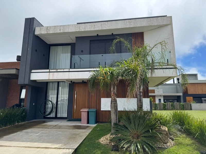 Uma casa de 196 m², 04 suítes e living com lareira, em um dos condomínios mais desejados do litoral.: 1ª foto da galeria de imagens do imóvel