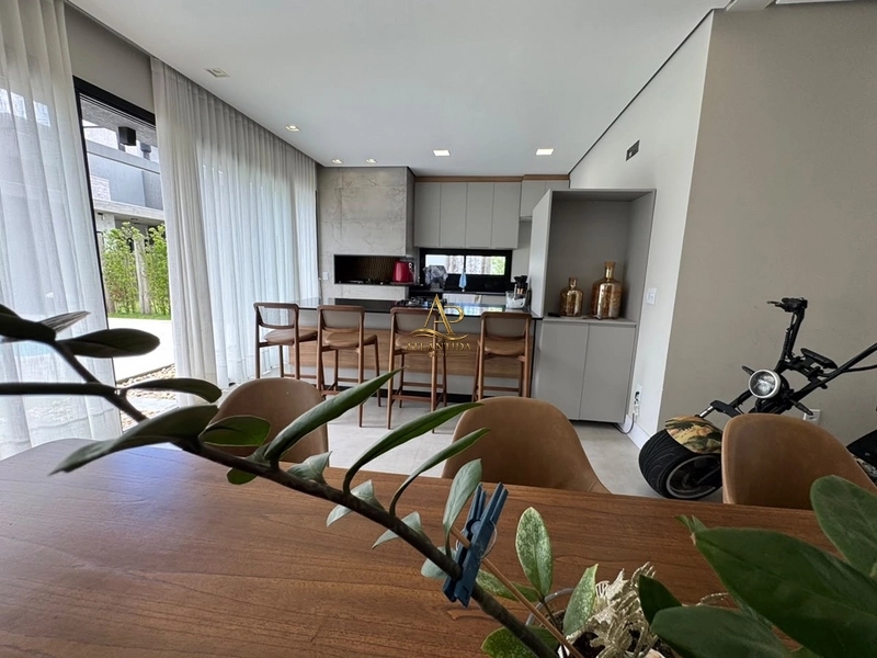 Uma casa de 196 m², 04 suítes e living com lareira, em um dos condomínios mais desejados do litoral.: 10ª foto da galeria de imagens do imóvel