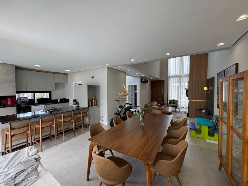 Uma casa de 196 m², 04 suítes e living com lareira, em um dos condomínios mais desejados do litoral.: 8ª foto da galeria de imagens do imóvel