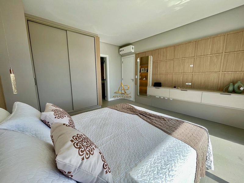 Uma casa completa, sofisticada e pronta para morar! Ambientes integrados, cozinha com ilha e churrasqueira, amplo terreno de 250 m² e vaga para 2 carros.: 18ª foto da galeria de imagens do imóvel