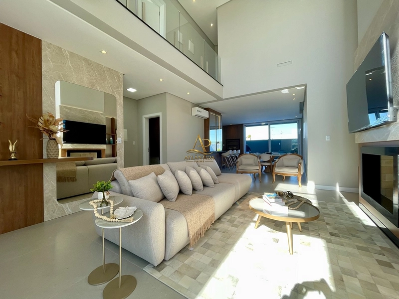 Uma casa completa, sofisticada e pronta para morar! Ambientes integrados, cozinha com ilha e churrasqueira, amplo terreno de 250 m² e vaga para 2 carros.: 2ª foto da galeria de imagens do imóvel