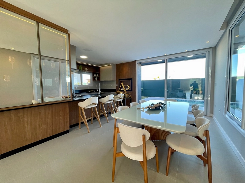 Uma casa completa, sofisticada e pronta para morar! Ambientes integrados, cozinha com ilha e churrasqueira, amplo terreno de 250 m² e vaga para 2 carros.: 9ª foto da galeria de imagens do imóvel