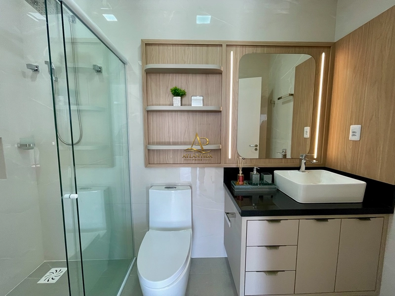 Uma casa completa, sofisticada e pronta para morar! Ambientes integrados, cozinha com ilha e churrasqueira, amplo terreno de 250 m² e vaga para 2 carros.: 19ª foto da galeria de imagens do imóvel