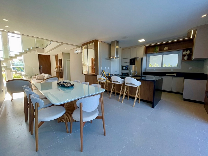 Uma casa completa, sofisticada e pronta para morar! Ambientes integrados, cozinha com ilha e churrasqueira, amplo terreno de 250 m² e vaga para 2 carros.: 10ª foto da galeria de imagens do imóvel