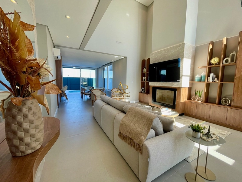 Uma casa completa, sofisticada e pronta para morar! Ambientes integrados, cozinha com ilha e churrasqueira, amplo terreno de 250 m² e vaga para 2 carros.: 3ª foto da galeria de imagens do imóvel