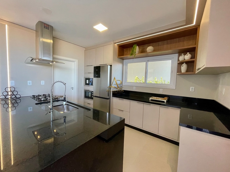 Uma casa completa, sofisticada e pronta para morar! Ambientes integrados, cozinha com ilha e churrasqueira, amplo terreno de 250 m² e vaga para 2 carros.: 29ª foto da galeria de imagens do imóvel