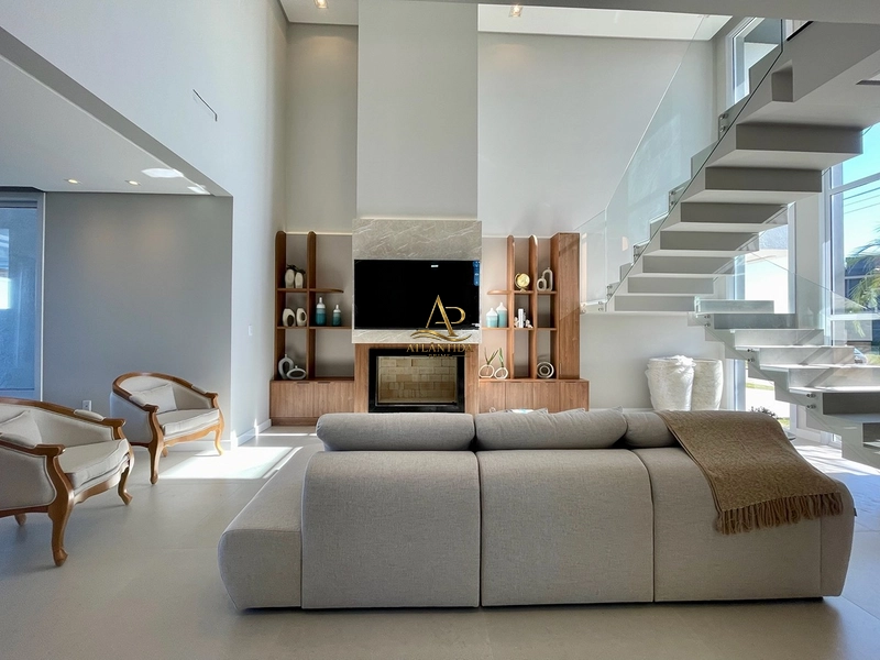 Uma casa completa, sofisticada e pronta para morar! Ambientes integrados, cozinha com ilha e churrasqueira, amplo terreno de 250 m² e vaga para 2 carros.: 4ª foto da galeria de imagens do imóvel