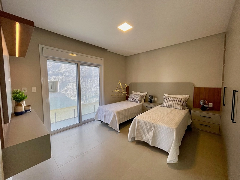 Uma casa completa, sofisticada e pronta para morar! Ambientes integrados, cozinha com ilha e churrasqueira, amplo terreno de 250 m² e vaga para 2 carros.: 27ª foto da galeria de imagens do imóvel