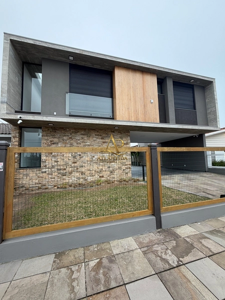 Casa nova de alto padrão a poucos metros do mar : 3ª foto da galeria de imagens do imóvel