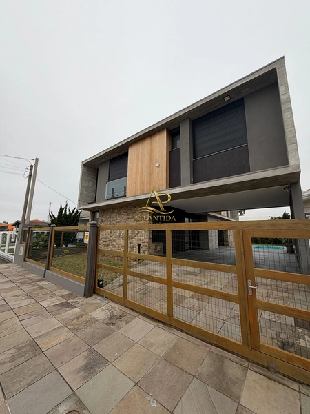 Casa nova de alto padrão a poucos metros do mar : 2ª foto da galeria de imagens do imóvel