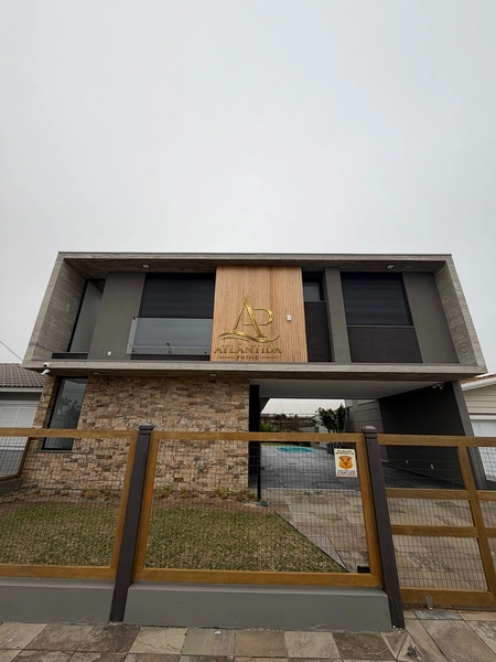 Casa nova de alto padrão a poucos metros do mar : 4ª foto da galeria de imagens do imóvel
