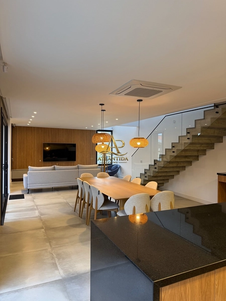 Casa nova de alto padrão a poucos metros do mar : 6ª foto da galeria de imagens do imóvel