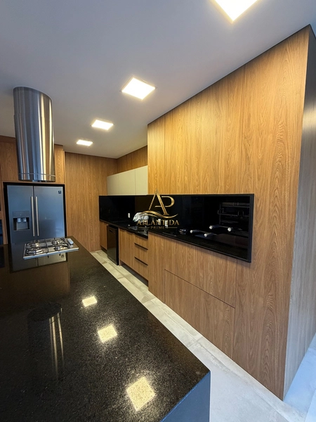 Casa nova de alto padrão a poucos metros do mar : 10ª foto da galeria de imagens do imóvel