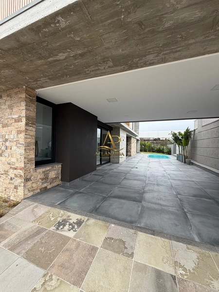 Casa nova de alto padrão a poucos metros do mar : 5ª foto da galeria de imagens do imóvel