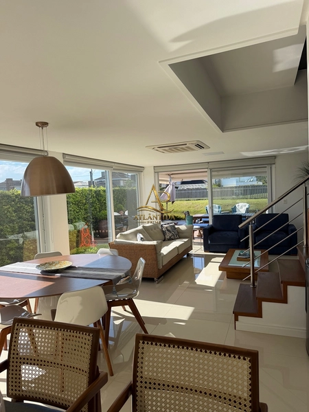 Uma residência que reúne conforto, praticidade e lazer, em uma localização privilegiada de Atlântida, na divisa com Capão da Canoa.: 2ª foto da galeria de imagens do imóvel