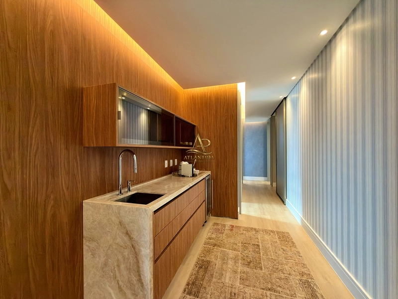 Uma residência extraordinária no Enseada Lagos: 488 m², 5 suítes, piscina aquecida com borda infinita, automação completa e acabamento de altíssimo padrão.: 23ª foto da galeria de imagens do imóvel