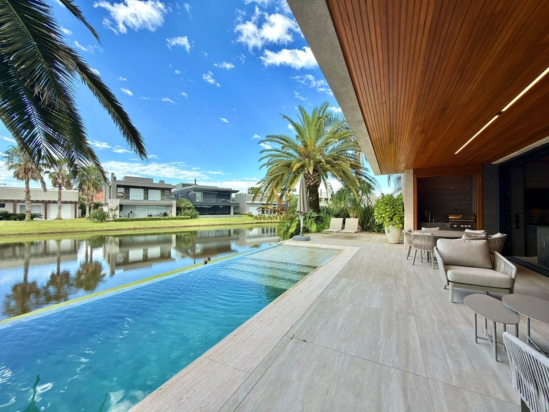 Uma residência extraordinária no Enseada Lagos: 488 m², 5 suítes, piscina aquecida com borda infinita, automação completa e acabamento de altíssimo padrão.: 3ª foto da galeria de imagens do imóvel