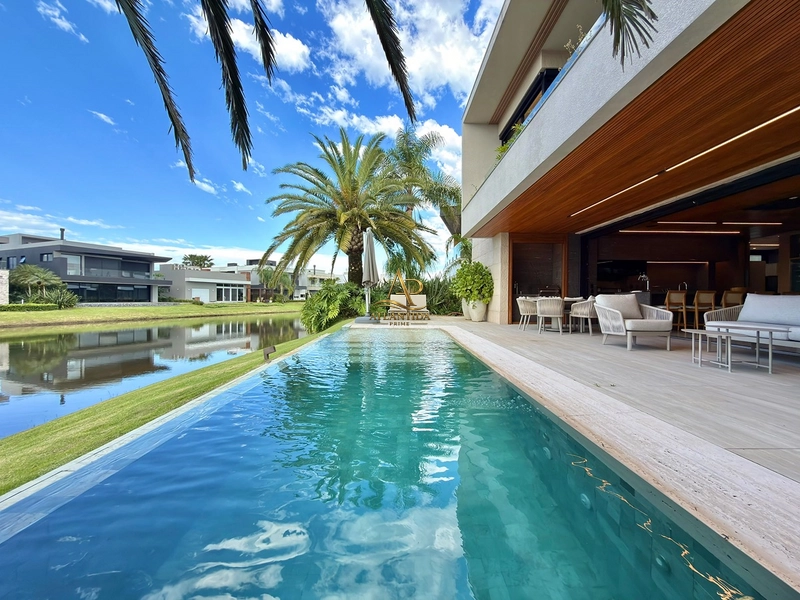 Uma residência extraordinária no Enseada Lagos: 488 m², 5 suítes, piscina aquecida com borda infinita, automação completa e acabamento de altíssimo padrão.: 16ª foto da galeria de imagens do imóvel