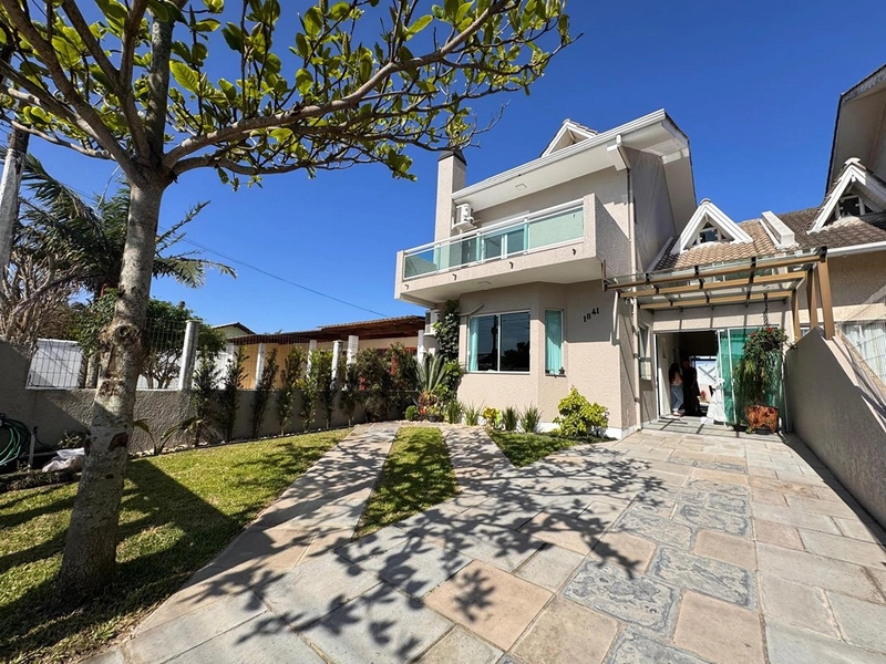 SOBRADO DE ALTO PADRÃO NO CENTRO DE IMBÉ: 2ª foto da galeria de imagens do imóvel