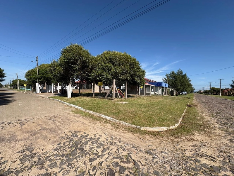 Casa de esquina à venda em Imbé: 2ª foto da galeria de imagens do imóvel