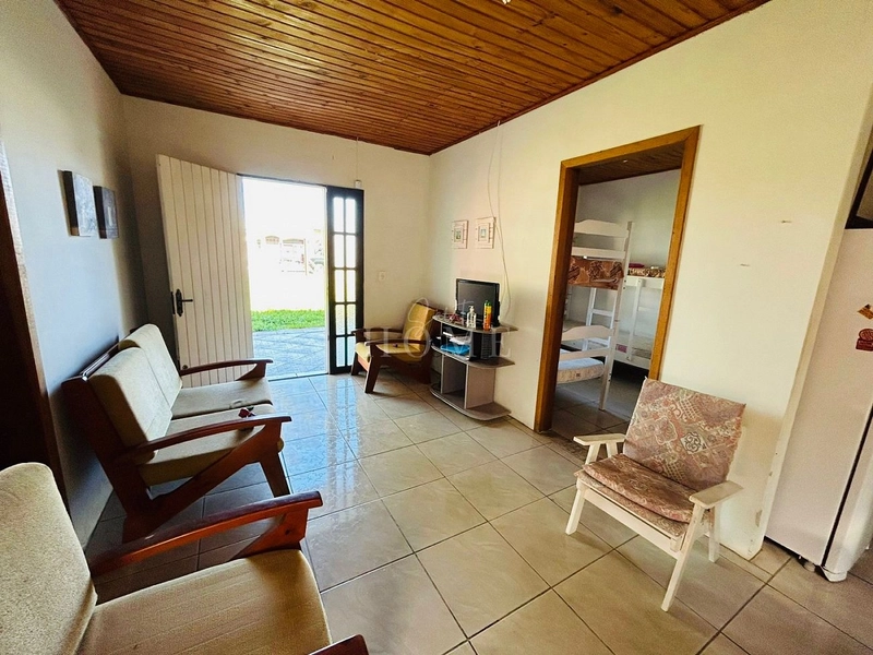 Casa á venda, próximo ao mar: 2ª foto da galeria de imagens do imóvel