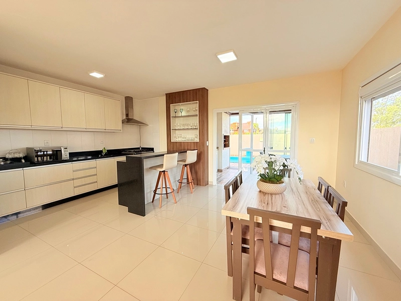 🏡✨ CASA DE ALTO PADRÃO À VENDA EM IMBÉ – CENTRO | PRÓXIMA AO MAR 🌊: 5ª foto da galeria de imagens do imóvel