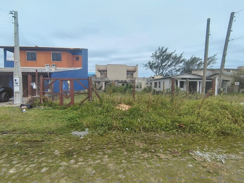 Terreno próximo ao mar em Mariluz: 3ª foto da galeria de imagens do imóvel