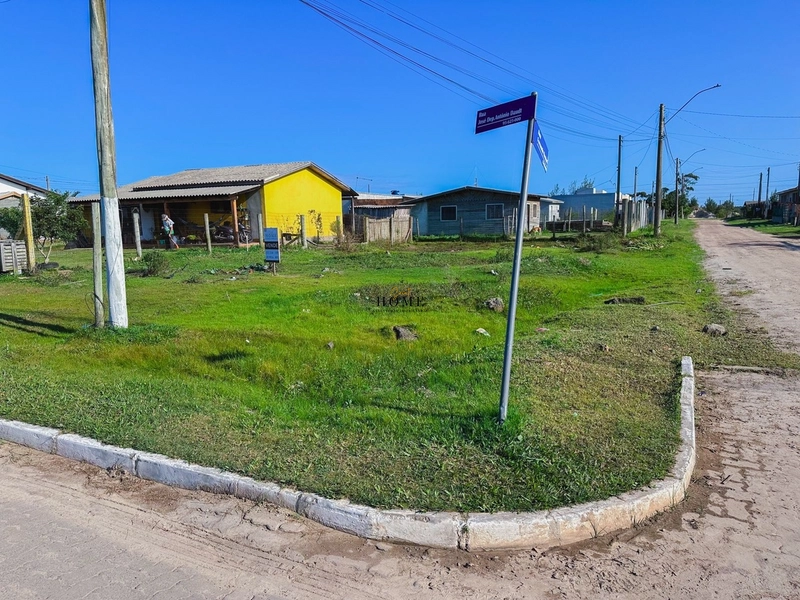 TERRENO DE ESQUINA: 1ª foto da galeria de imagens do imóvel
