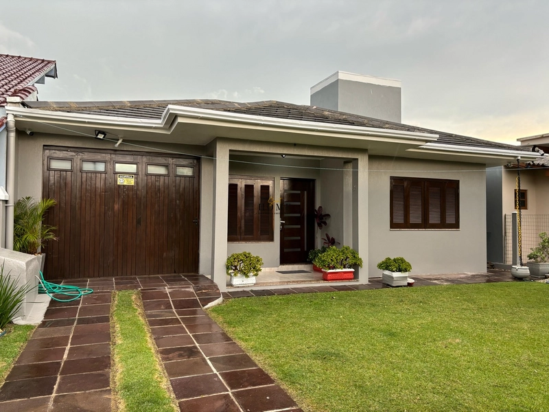 Casa à venda em Mariluz próxima ao mar!: 1ª foto da galeria de imagens do imóvel
