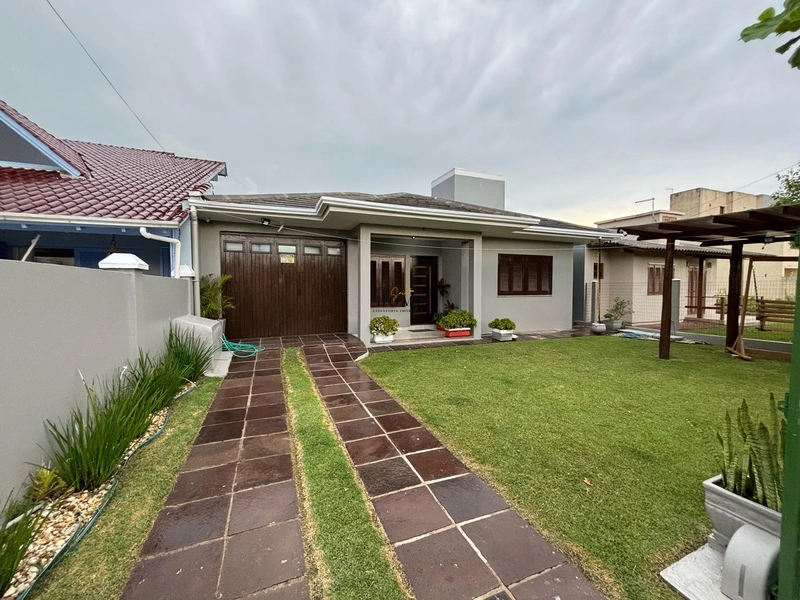 Casa à venda em Mariluz próxima ao mar!: 2ª foto da galeria de imagens do imóvel