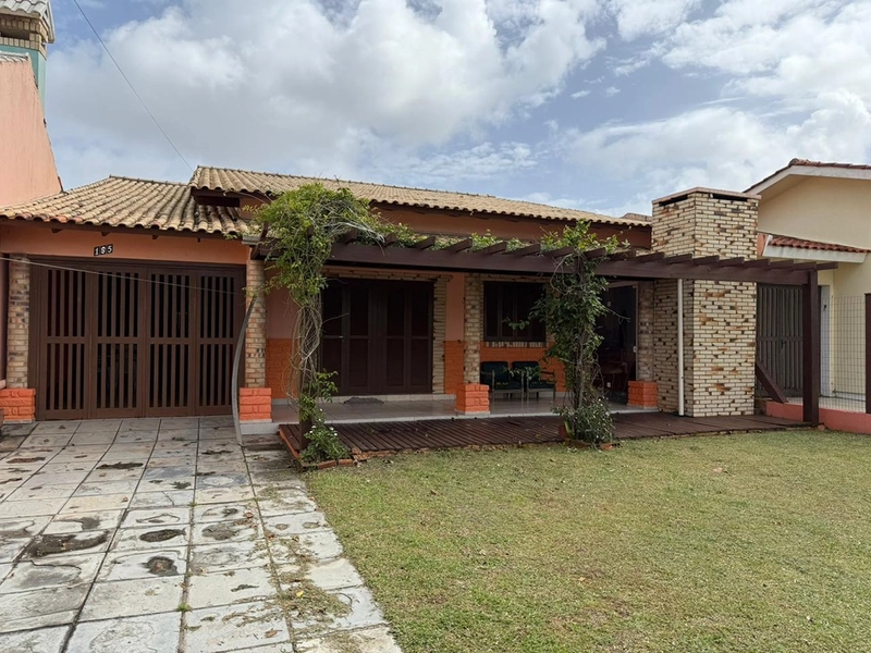 Residência com anexo próximo ao mar – apenas 100m da beira-mar!: 1ª foto da galeria de imagens do imóvel