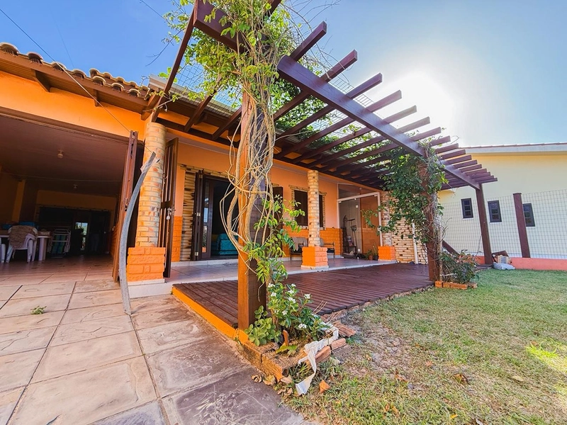 Residência com anexo próximo ao mar – apenas 100m da beira-mar!: 1ª foto da galeria de imagens do imóvel